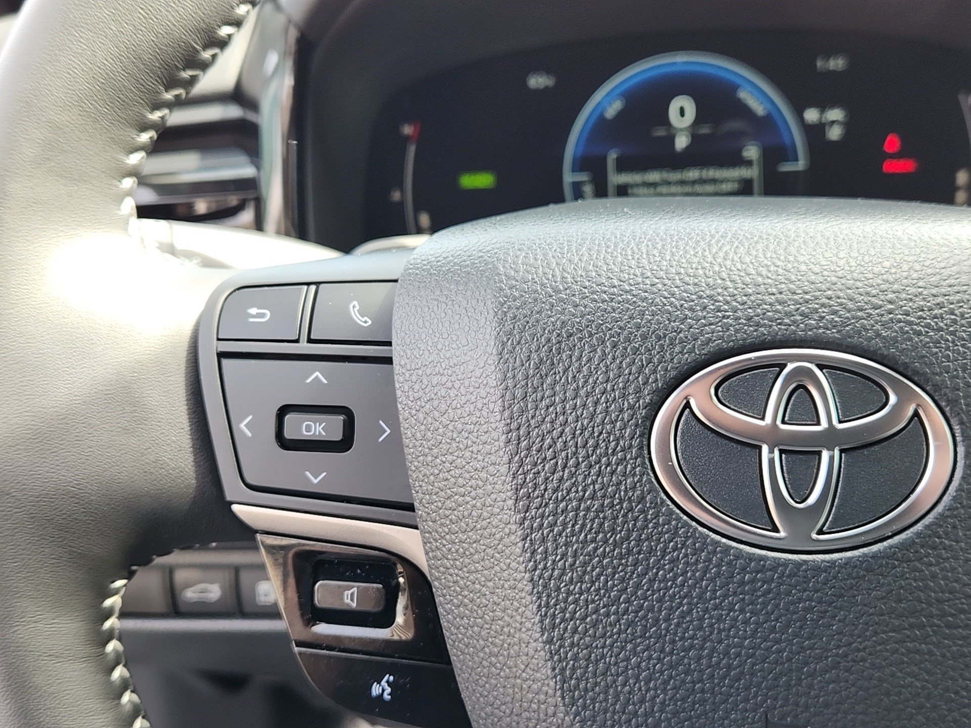 2025 Toyota Camry SE - Photo 17