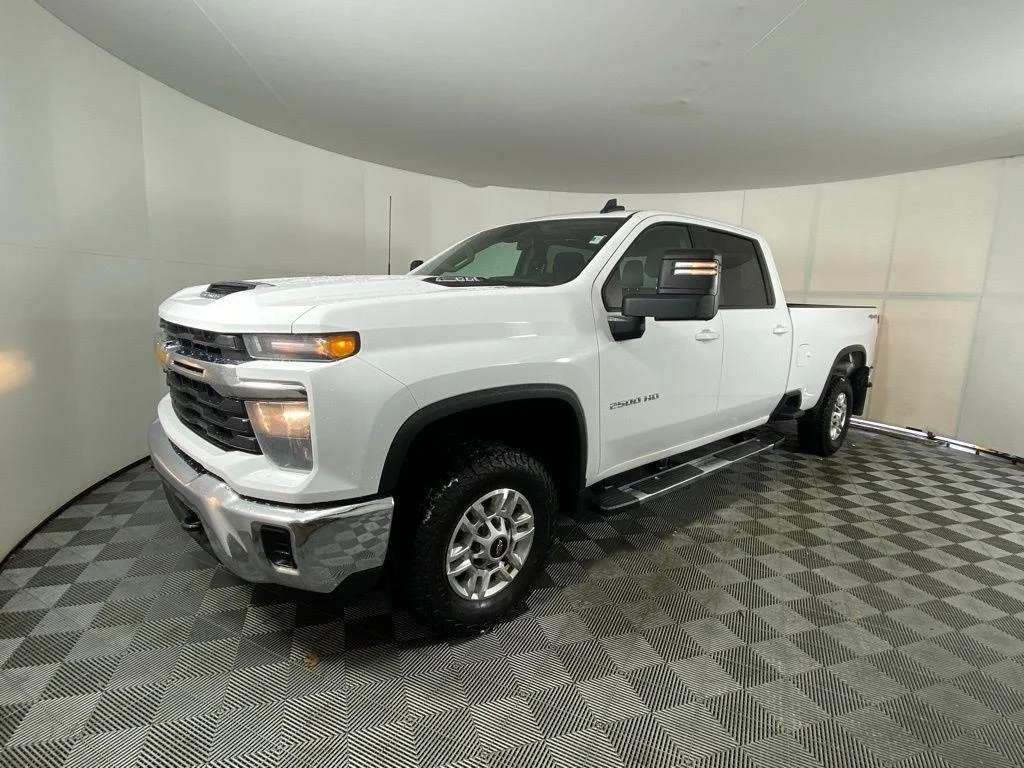 Used 2024 Summit White Chevrolet LT image 5