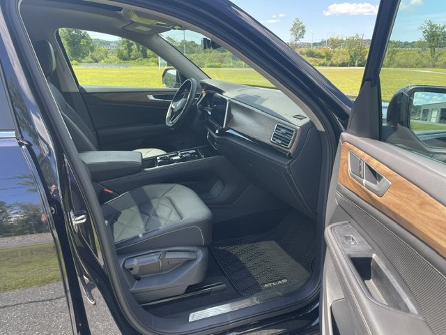 Used 2024 Black Volkswagen 2.0T SE w/Technology image 9