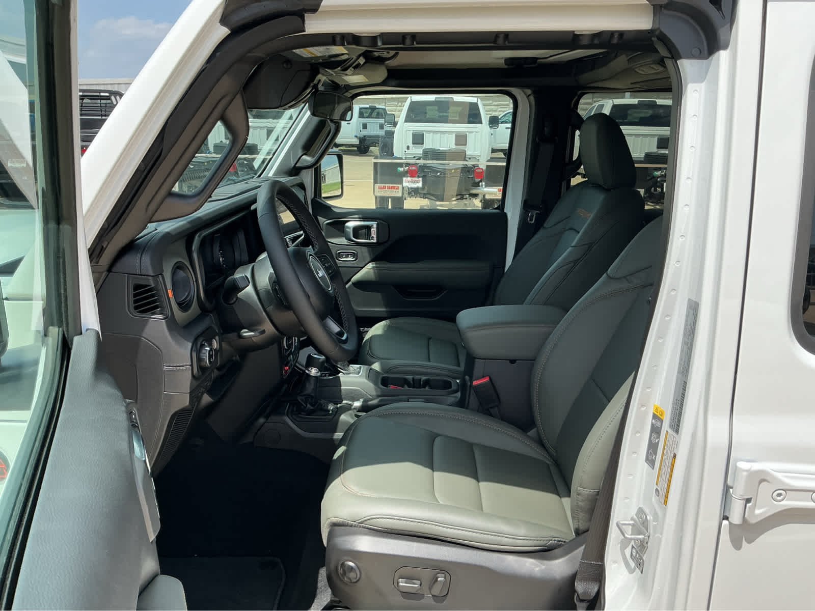 New 2026 Bright White Clear-Coat Exterior Paint Jeep Mojave image 14