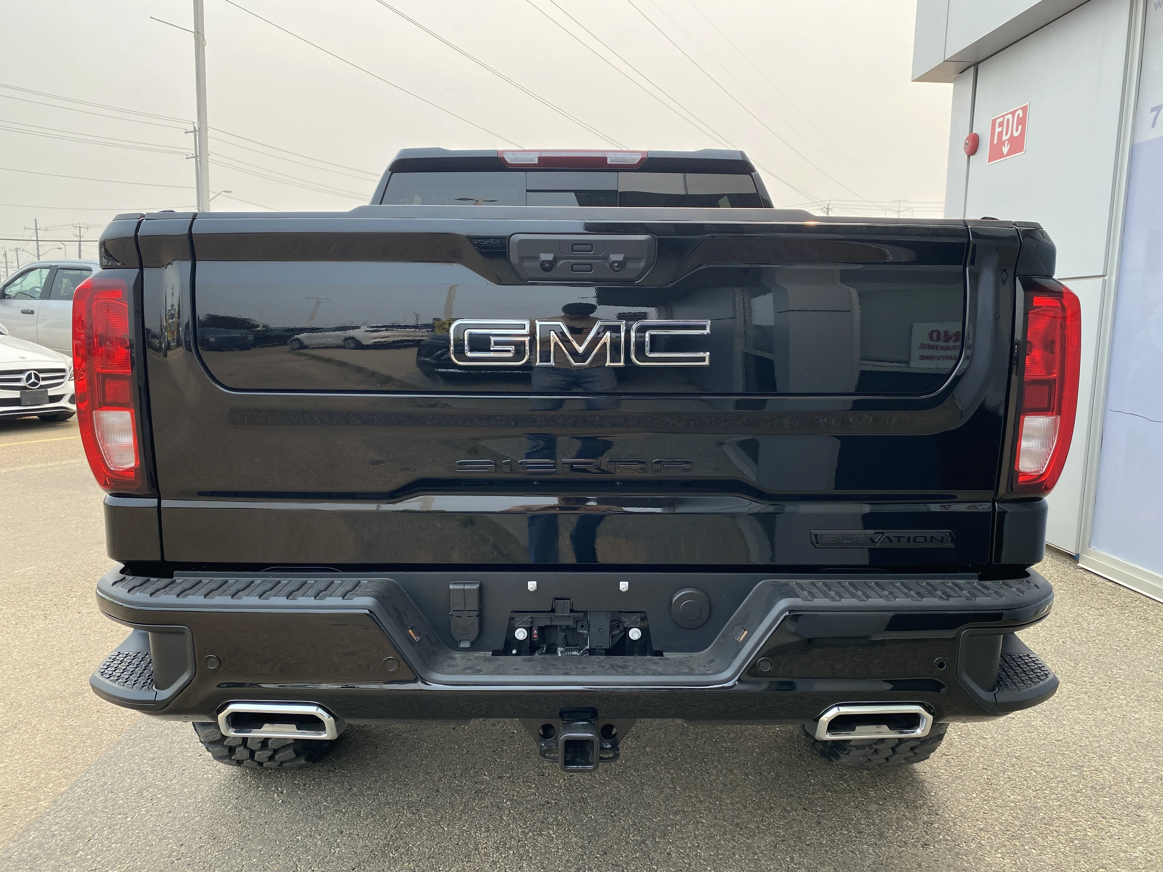 New 2026 ONYX BLACK GMC Elevation image 7