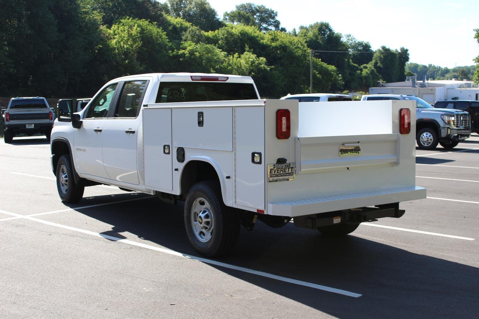 New 2026 Summit White Chevrolet WT image 5