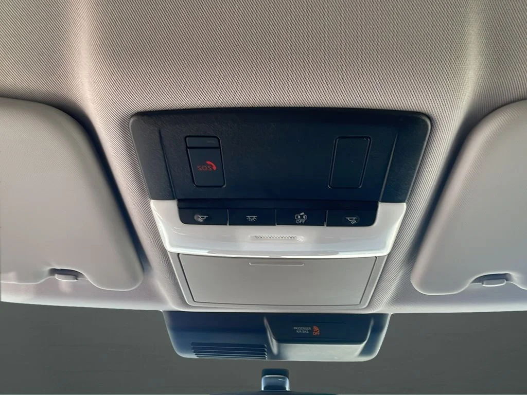 Used 2024 Silver Mitsubishi SE image 27