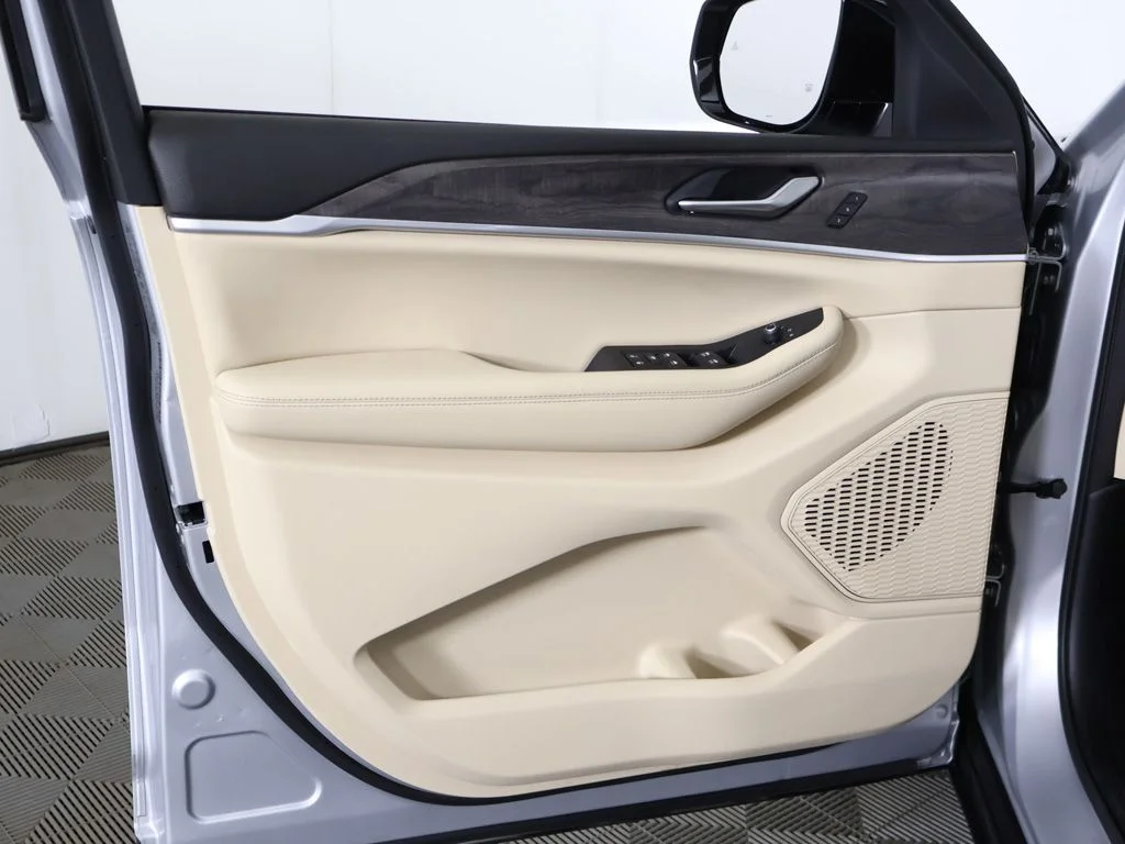 Used 2023 Silver Jeep Limited image 26