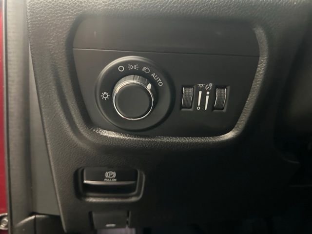 Used 2024 Red Jeep Altitude image 28