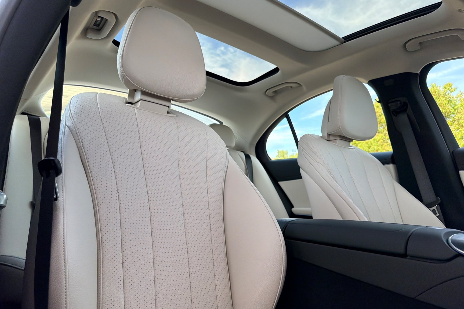 New 2027 Polar White Mercedes-Benz E 350 image 3