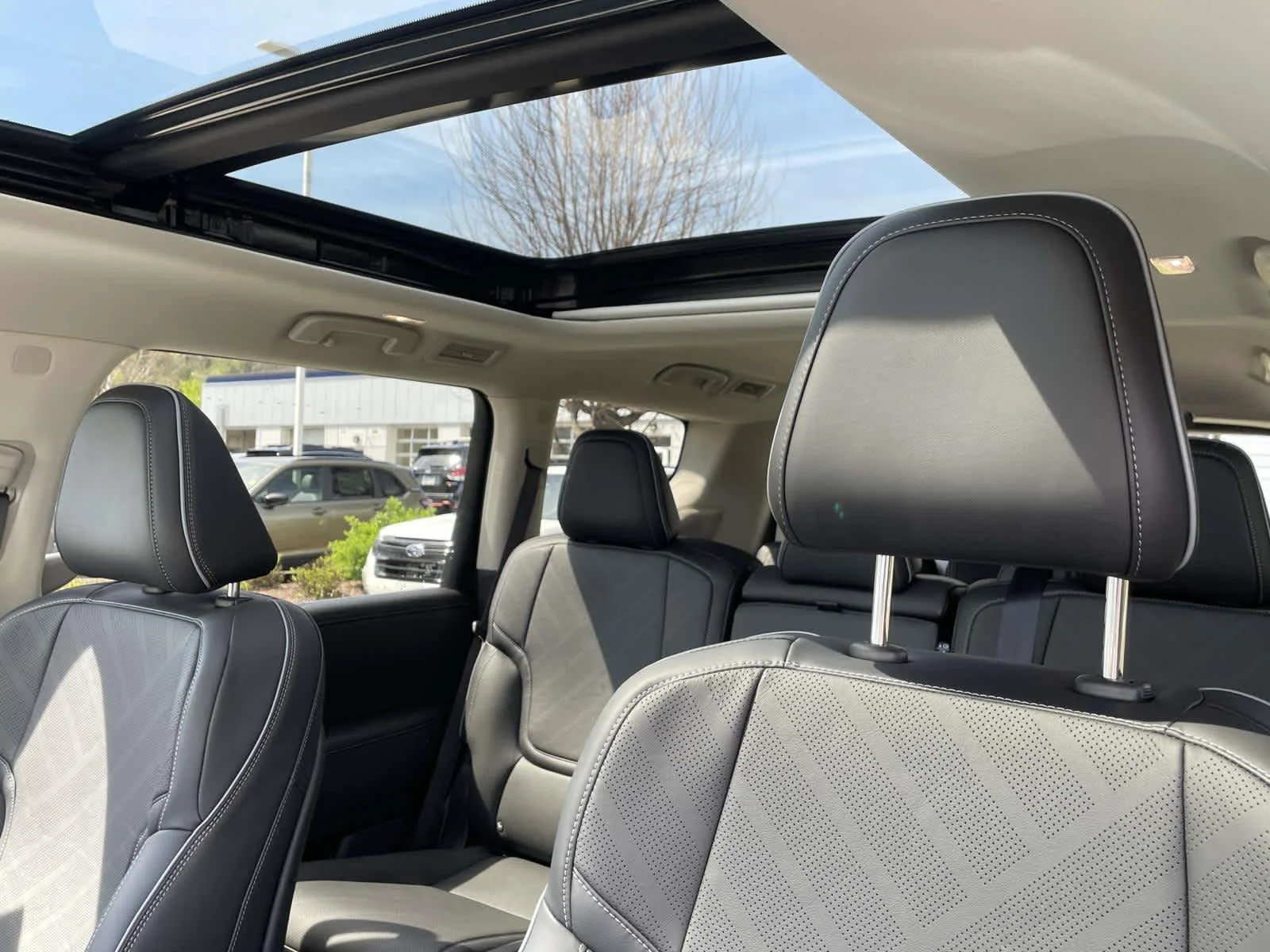 New 2026 Radiant White INFINITI LUXE image 5