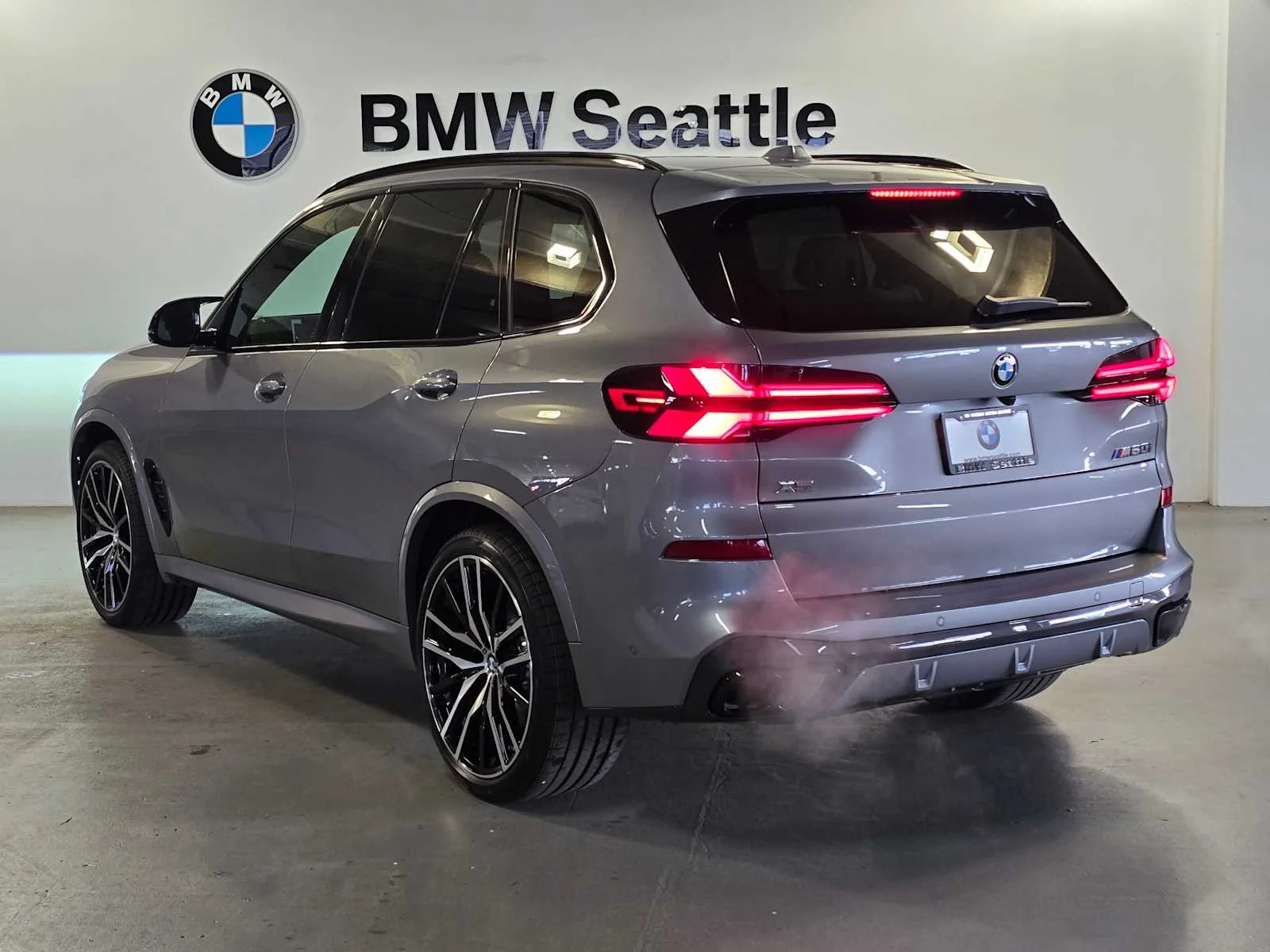 New 2026 Skyscraper Grey Metallic BMW M60i image 4