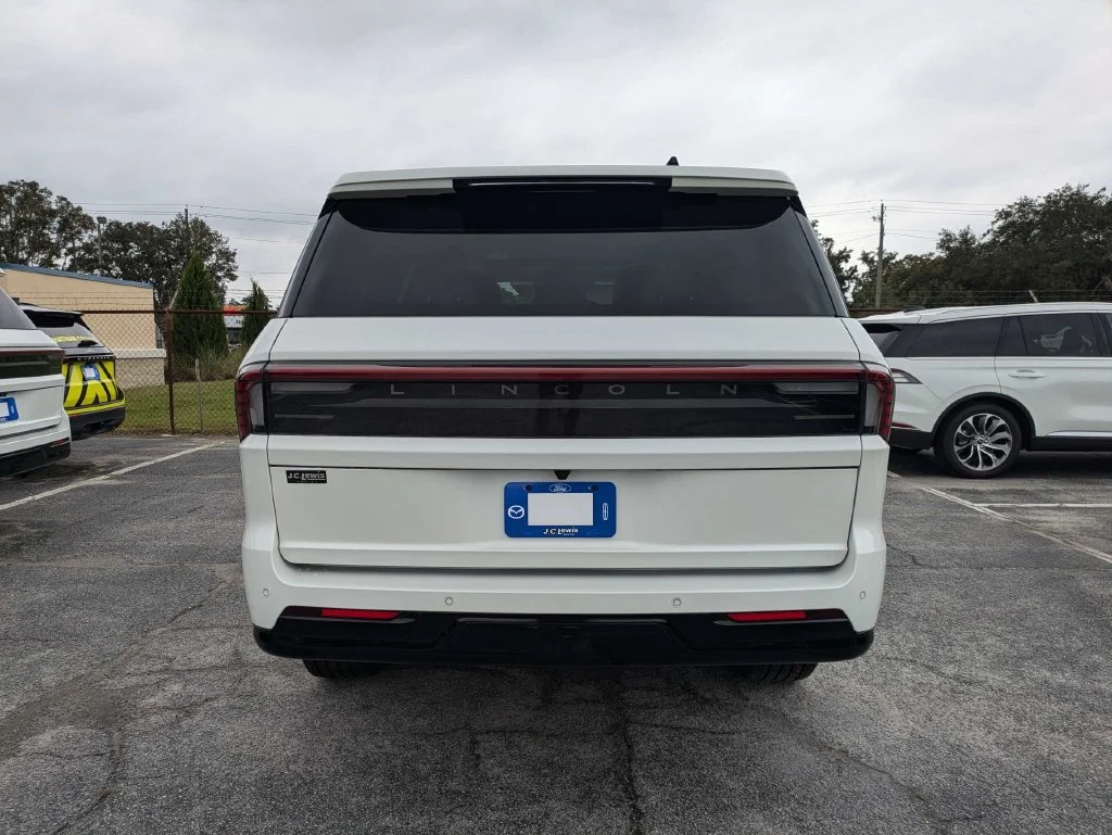 Used 2026 Pristine White Lincoln Reserve image 6