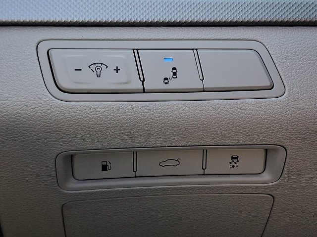 Used 2018 White Hyundai SE image 23