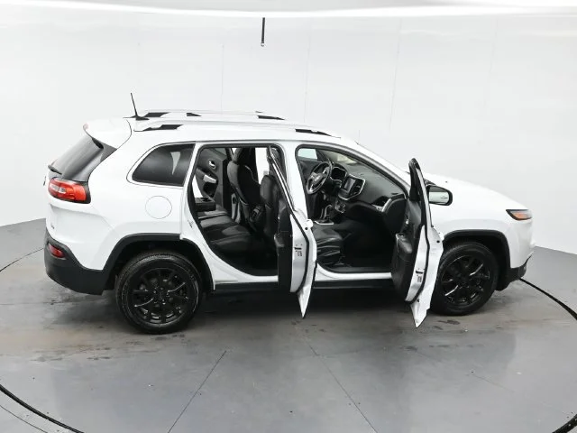 Used 2018 Bright White Clearcoat Jeep Latitude Plus image 45