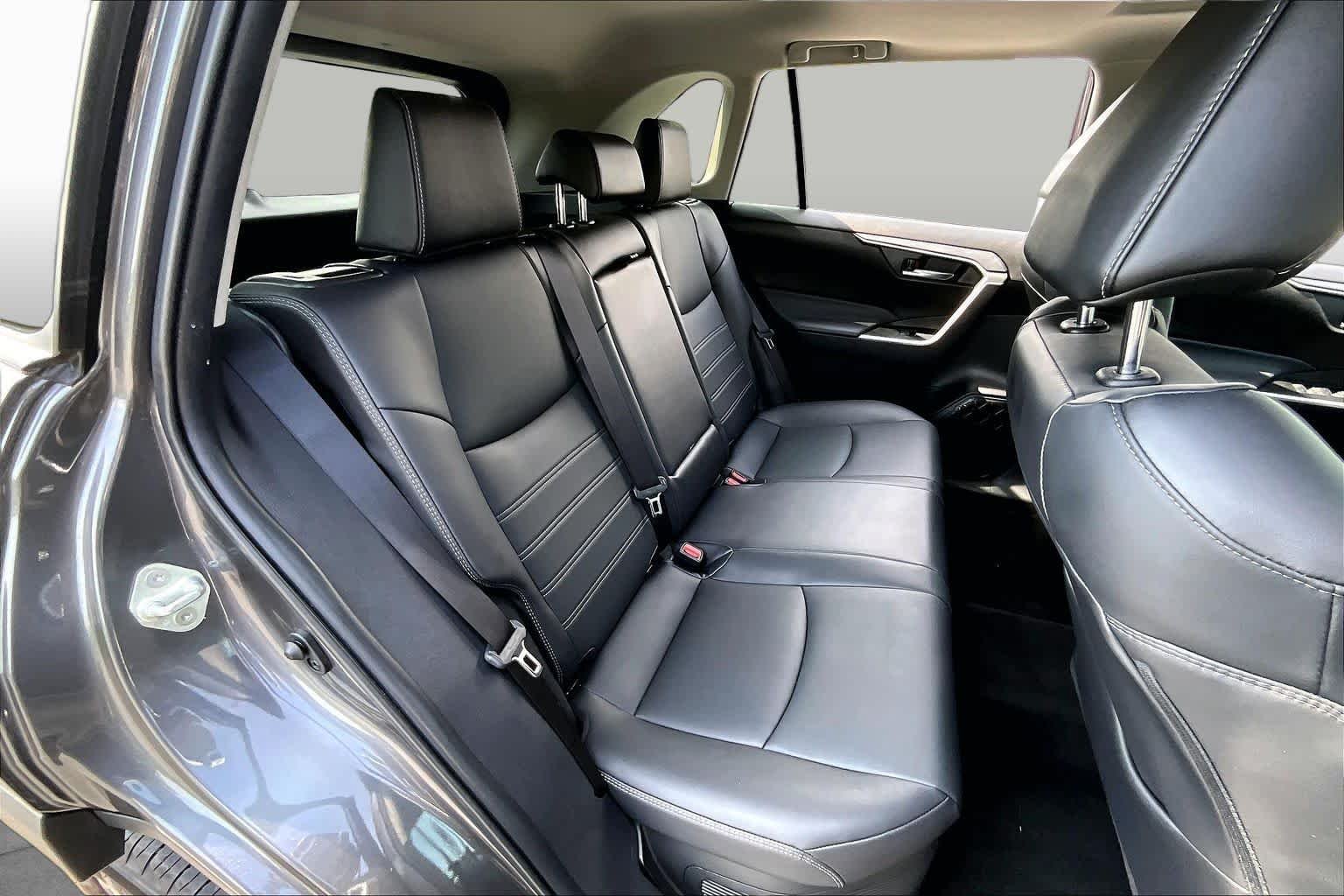 Used 2024 Magnetic Gray Metallic Toyota Hybrid XLE Premium image 21