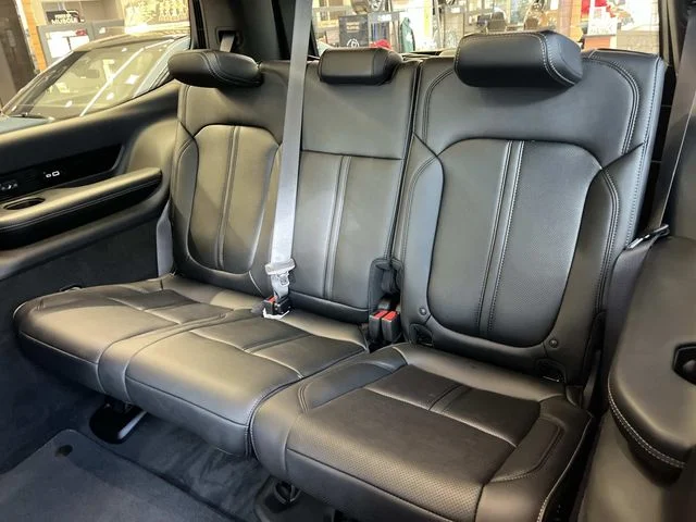 New 2026 Bright White Clear-Coat Exterior Paint Jeep Summit Obsidian image 19
