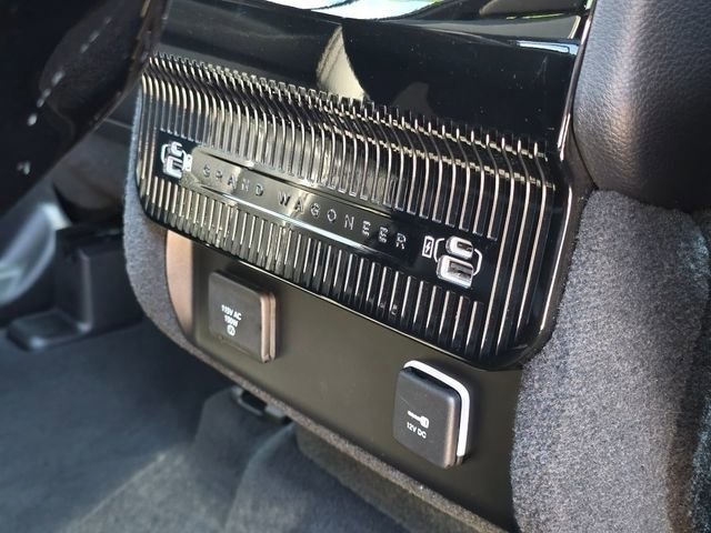 Used 2025 Diamond Black Crystal Pearlcoat Jeep Base image 41
