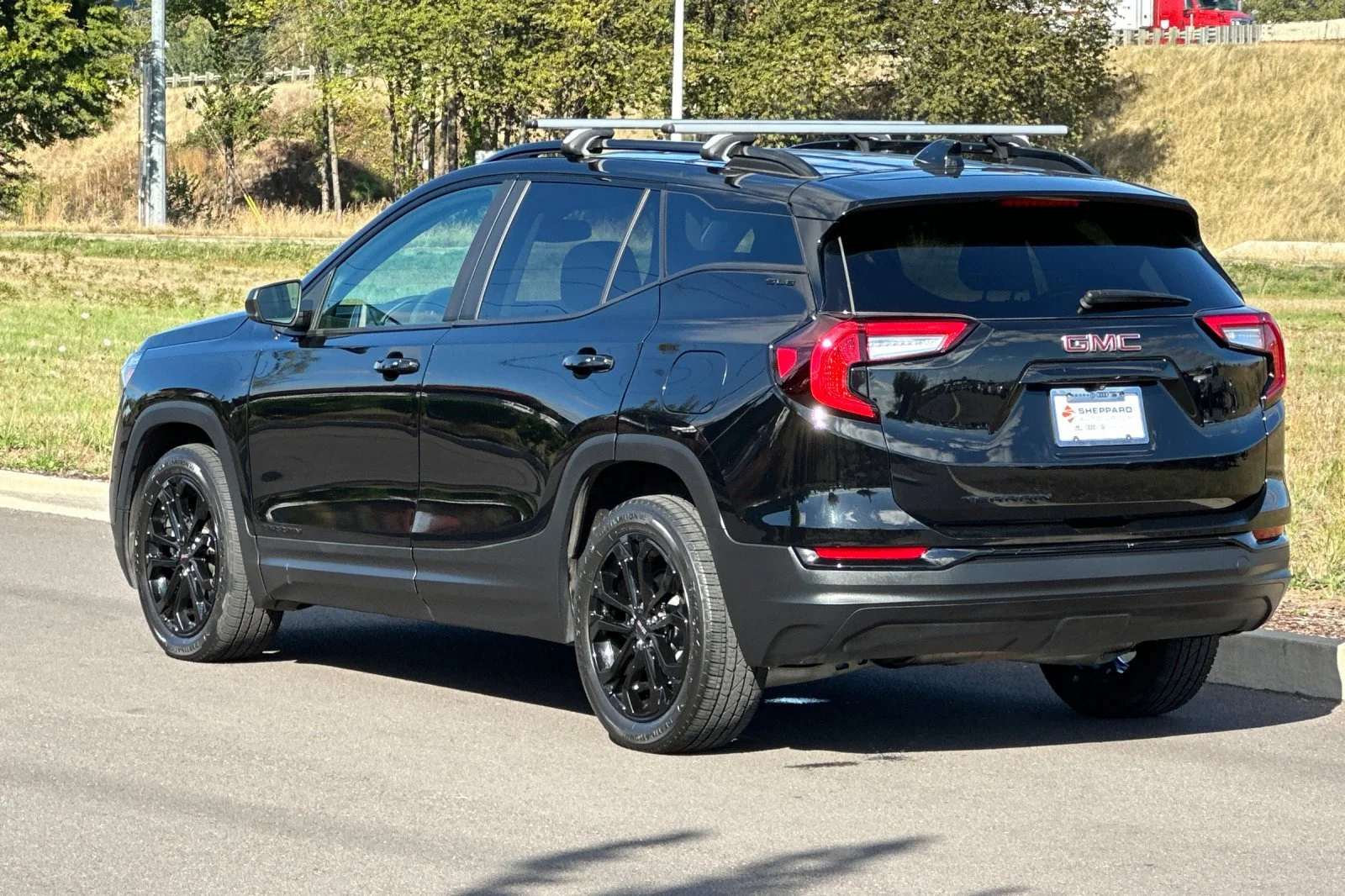 Used 2022 Black GMC SLE image 5