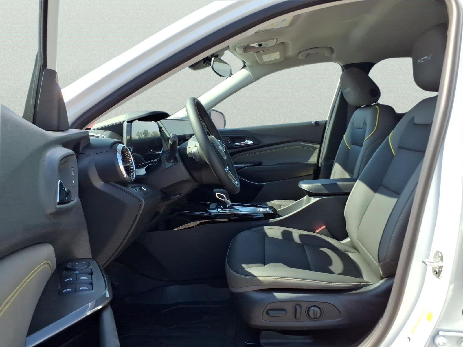 New 2026 Summit White Chevrolet ACTIV image 14