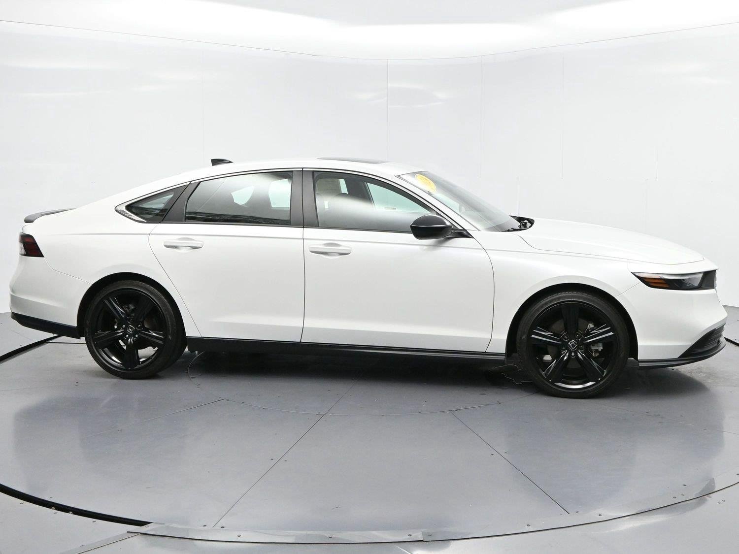 Used 2024 Platinum White Pearl Honda Sport image 4