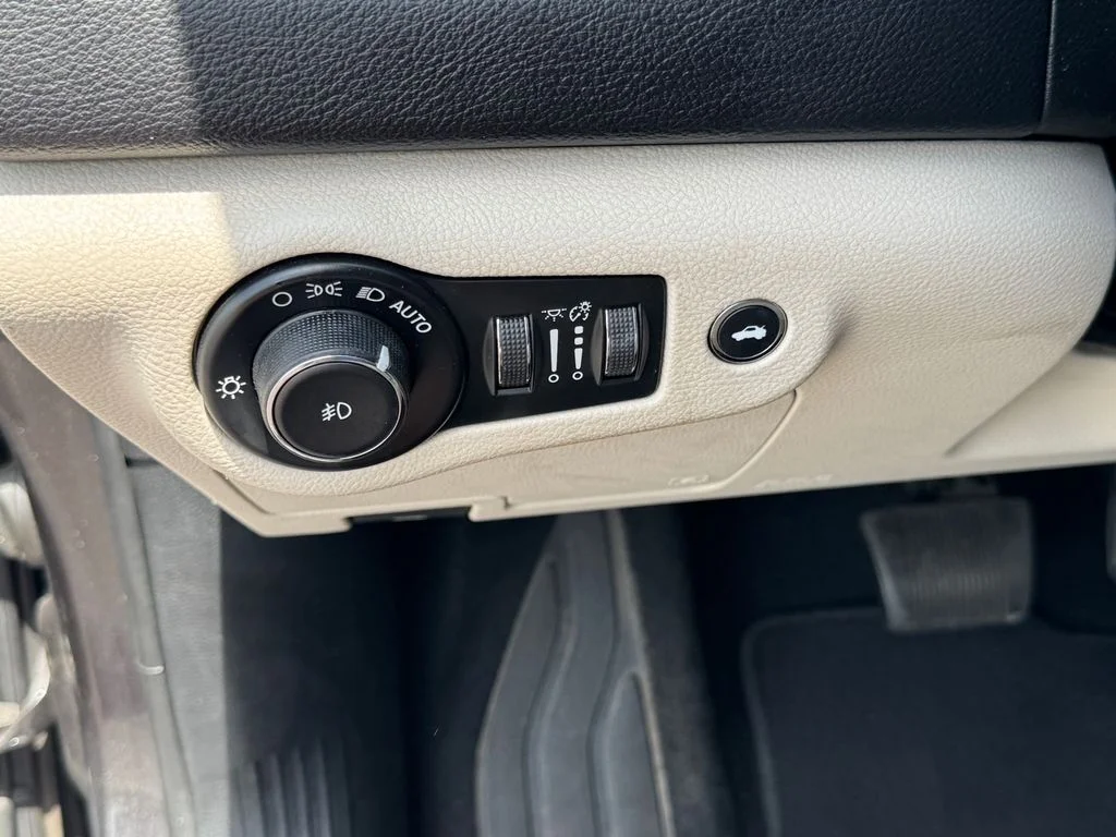 Used 2015 Gray Chrysler C image 18