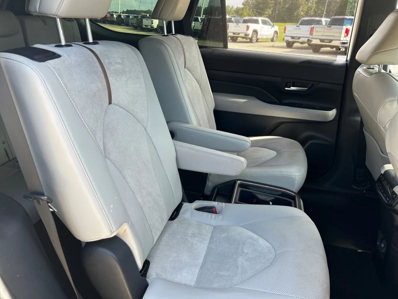 Used 2024  Toyota Hybrid MAX Limited image 20
