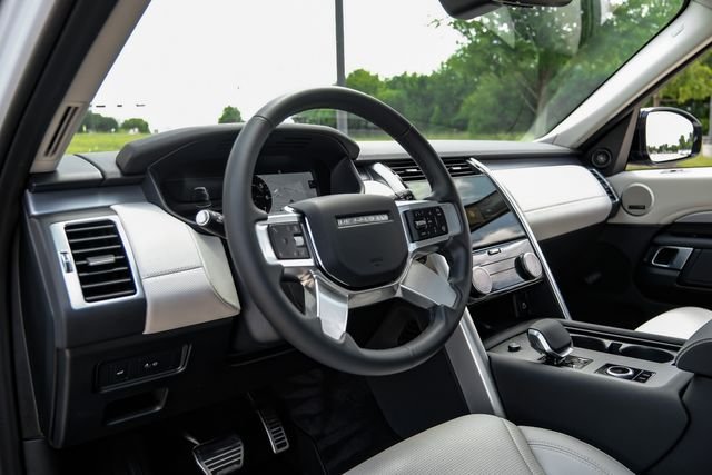 Used 2025 White Land Rover Dynamic SE image 2