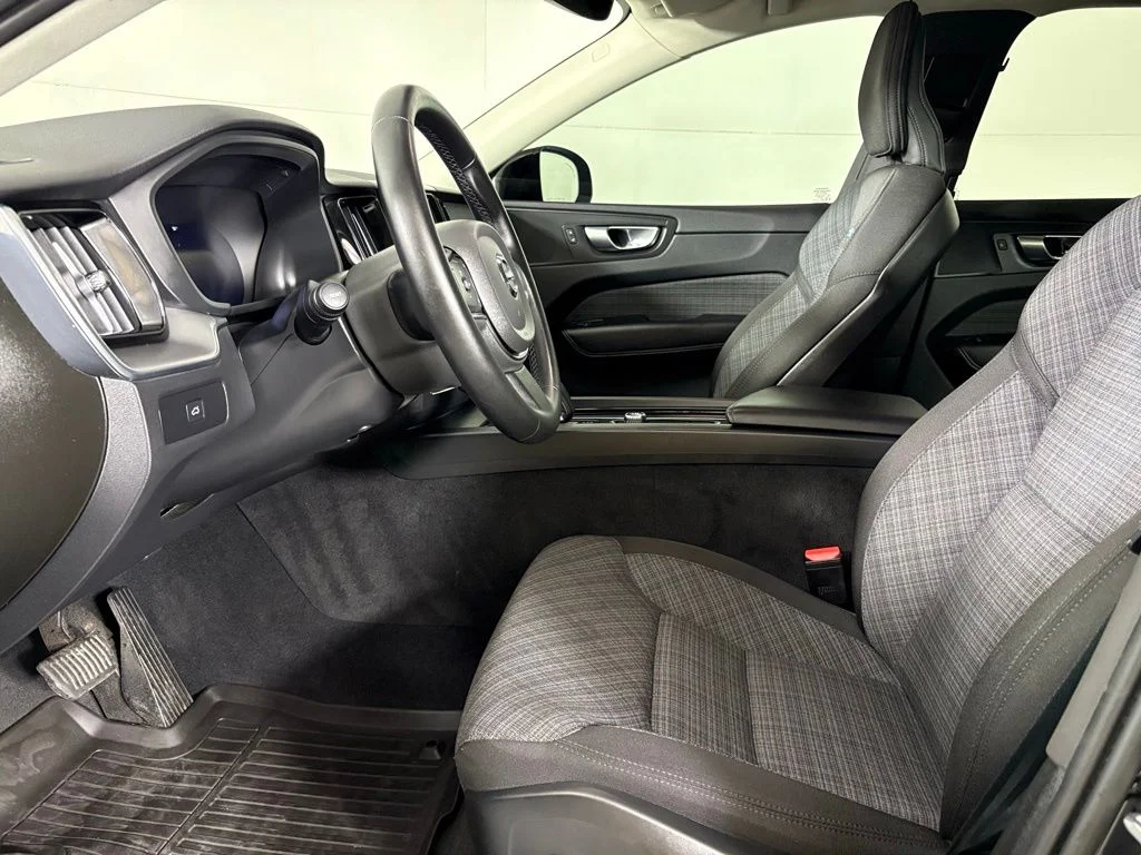 Used 2024 Onyx Black Metallic Volvo Core image 21