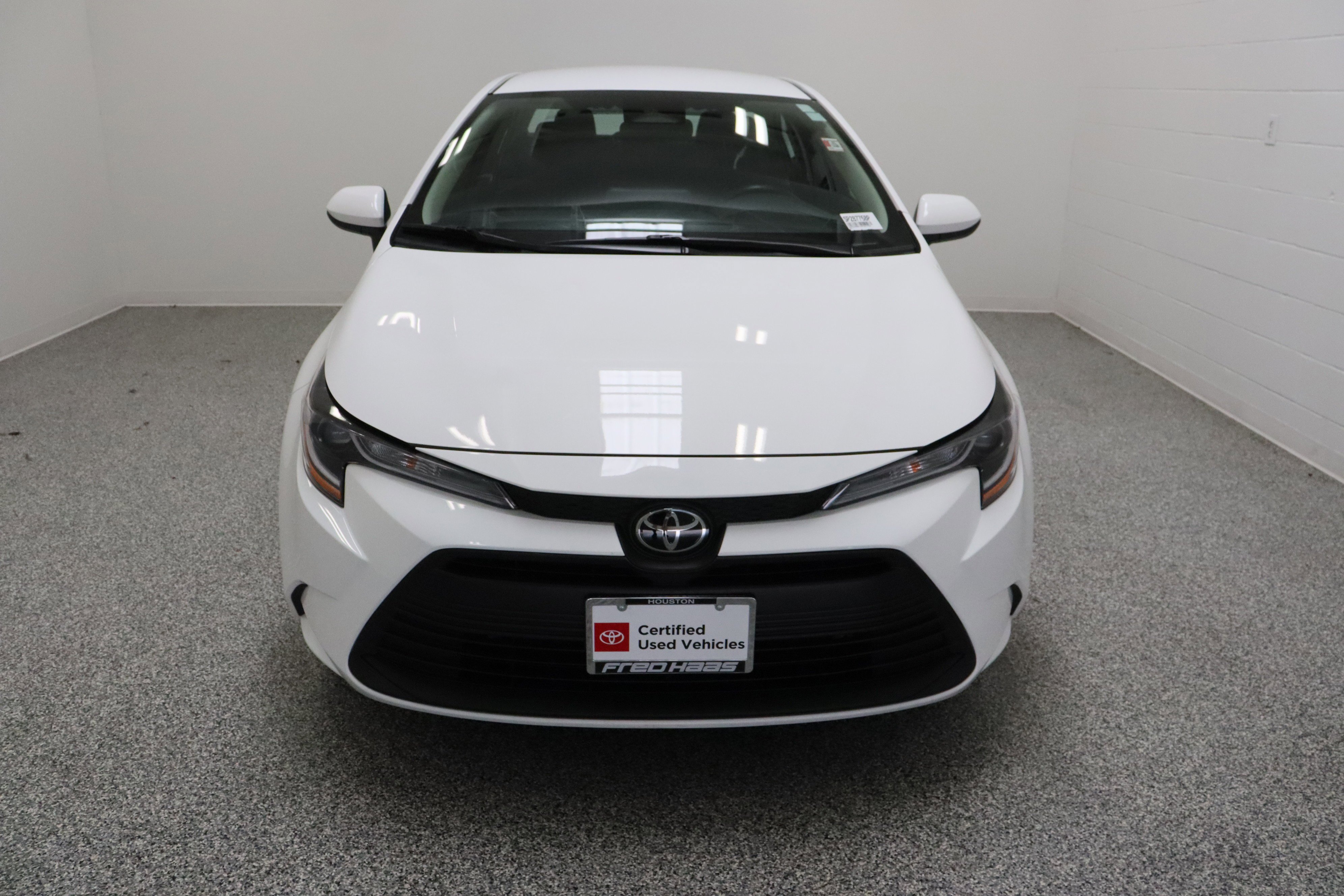 Used 2025 Ice Cap Toyota LE 2.0L image 3