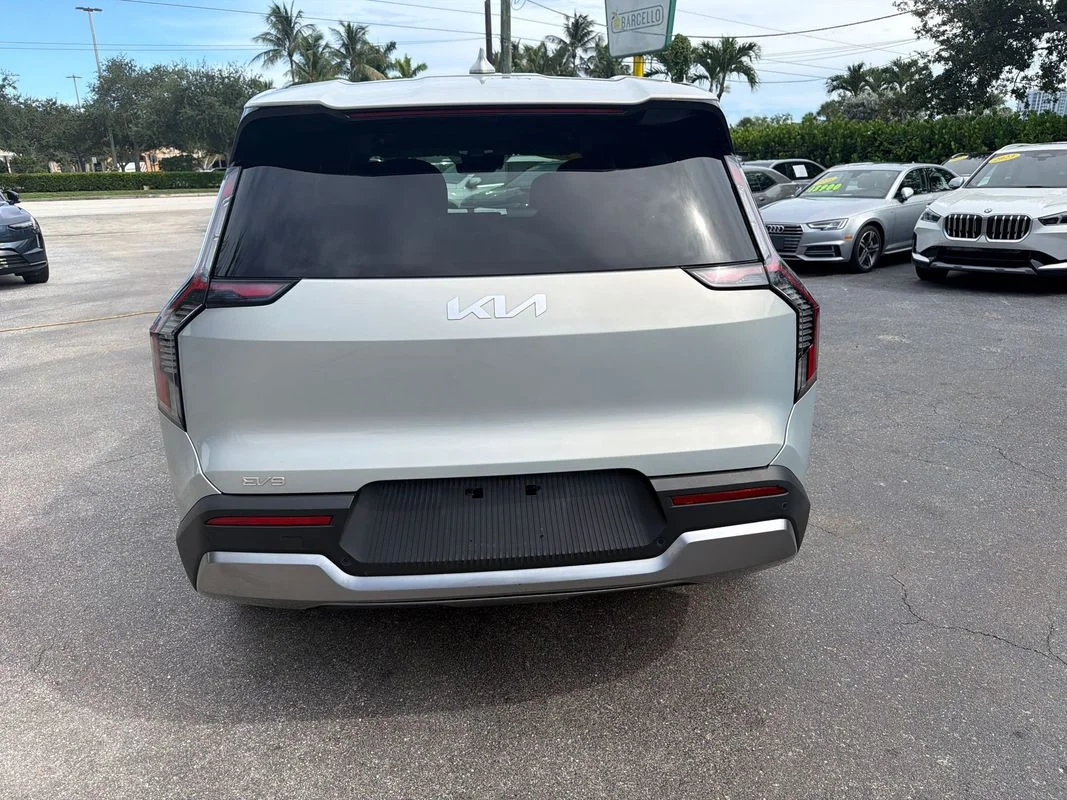 Used 2024 Silver Kia Light Long Range image 4