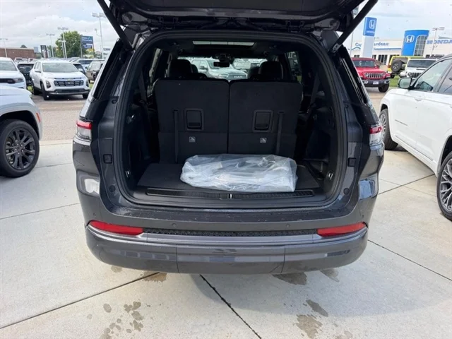 New 2026 Baltic Gray Metallic Clear-Coat Exterior Paint Jeep Limited Reserve image 6