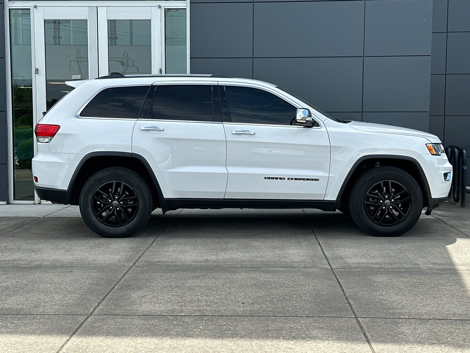 Used 2019 Bright White Clearcoat Jeep Limited image 1