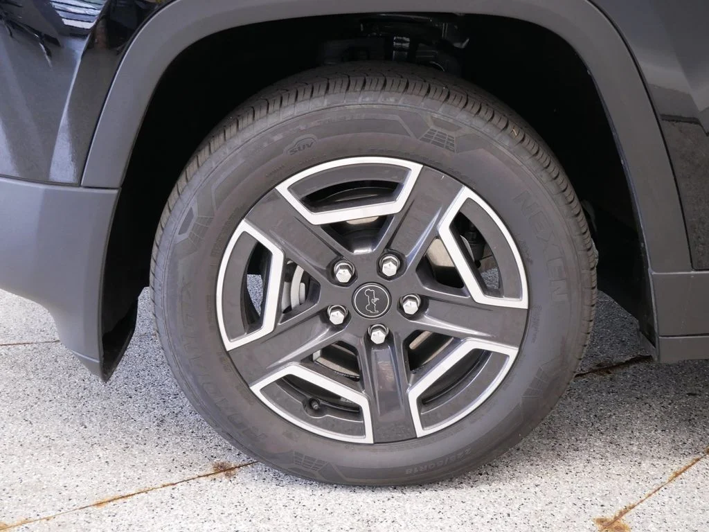 New 2026 Diamond Black Crystal Pearlcoat Jeep Laredo image 10