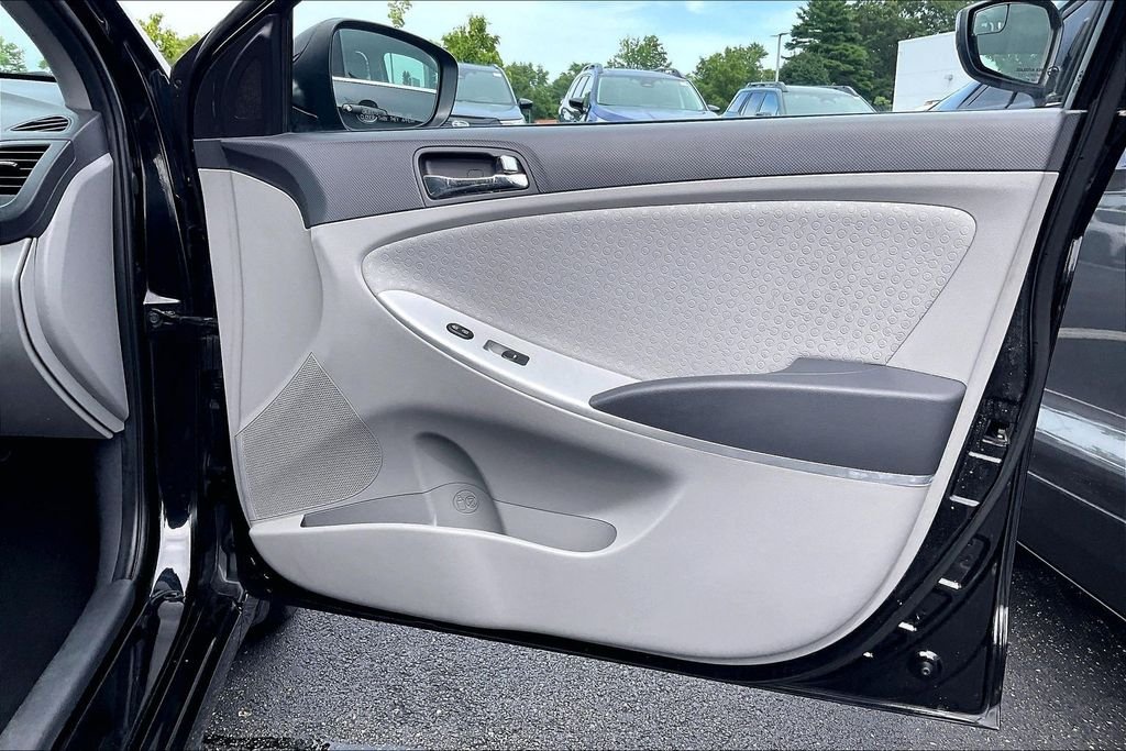 Used 2013 Black Hyundai SE image 21
