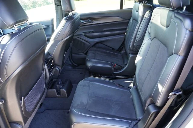 Used 2023 White Jeep Altitude image 17