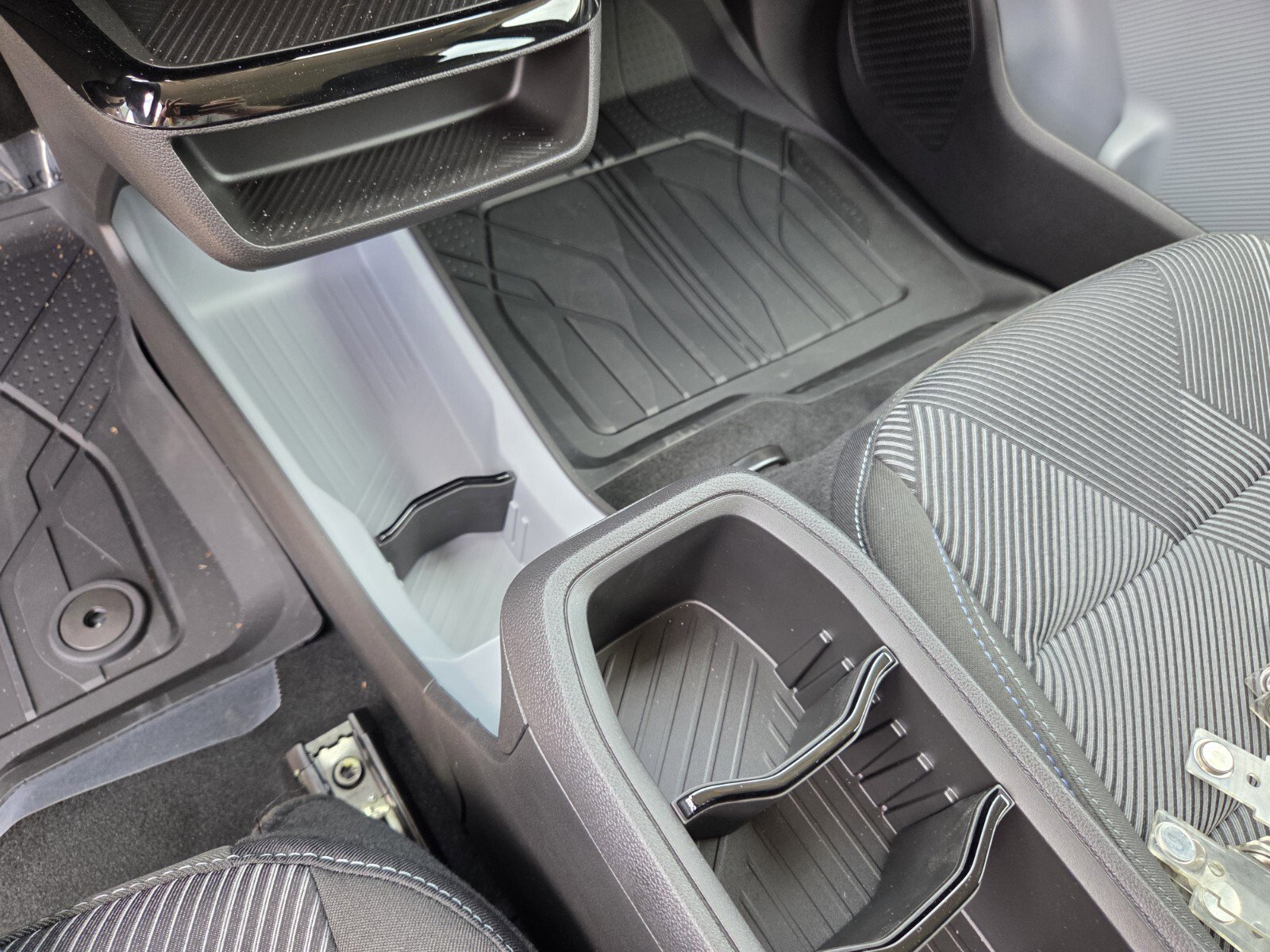 New 2027 Sterling Grey Metallic Chevrolet LT image 27