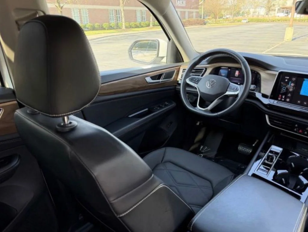 Used 2025 White Volkswagen 2.0T SE w/Technology image 10