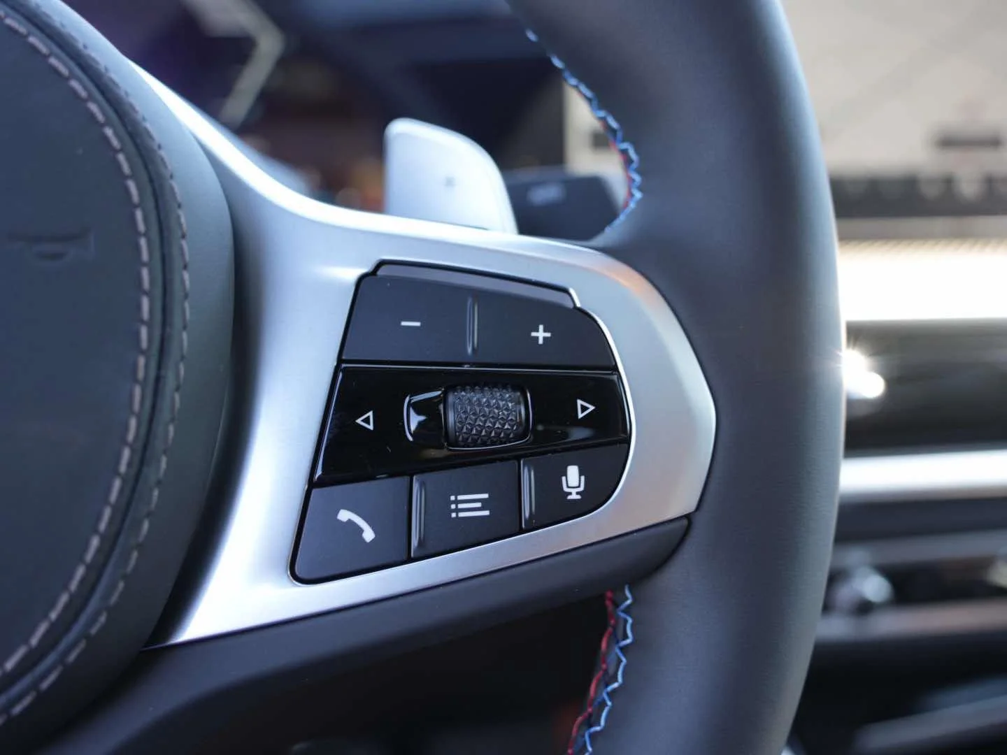 New 2027 Carbon Black Metallic BMW M60i image 19