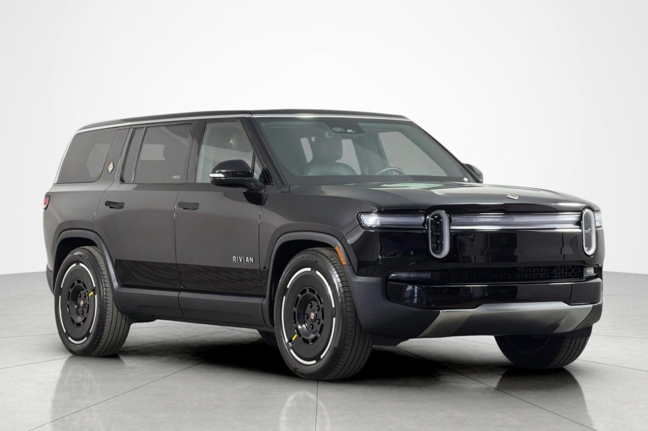 Used 2025 BLACK Rivian Adventure image 7