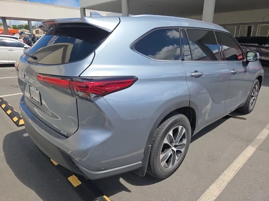 Used 2021  Toyota XLE image 2