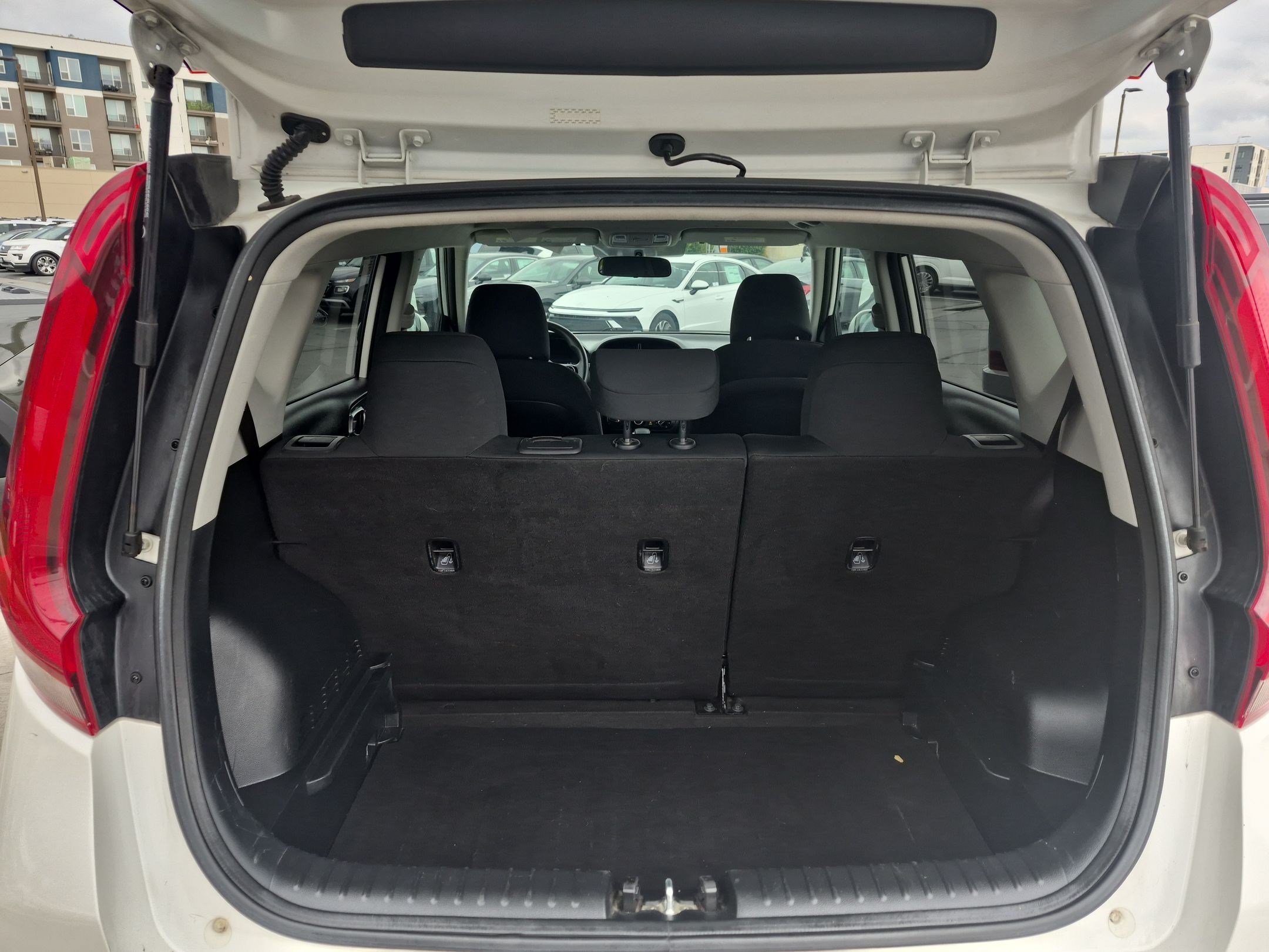Used 2021 Snow White Pearl Kia LX image 25