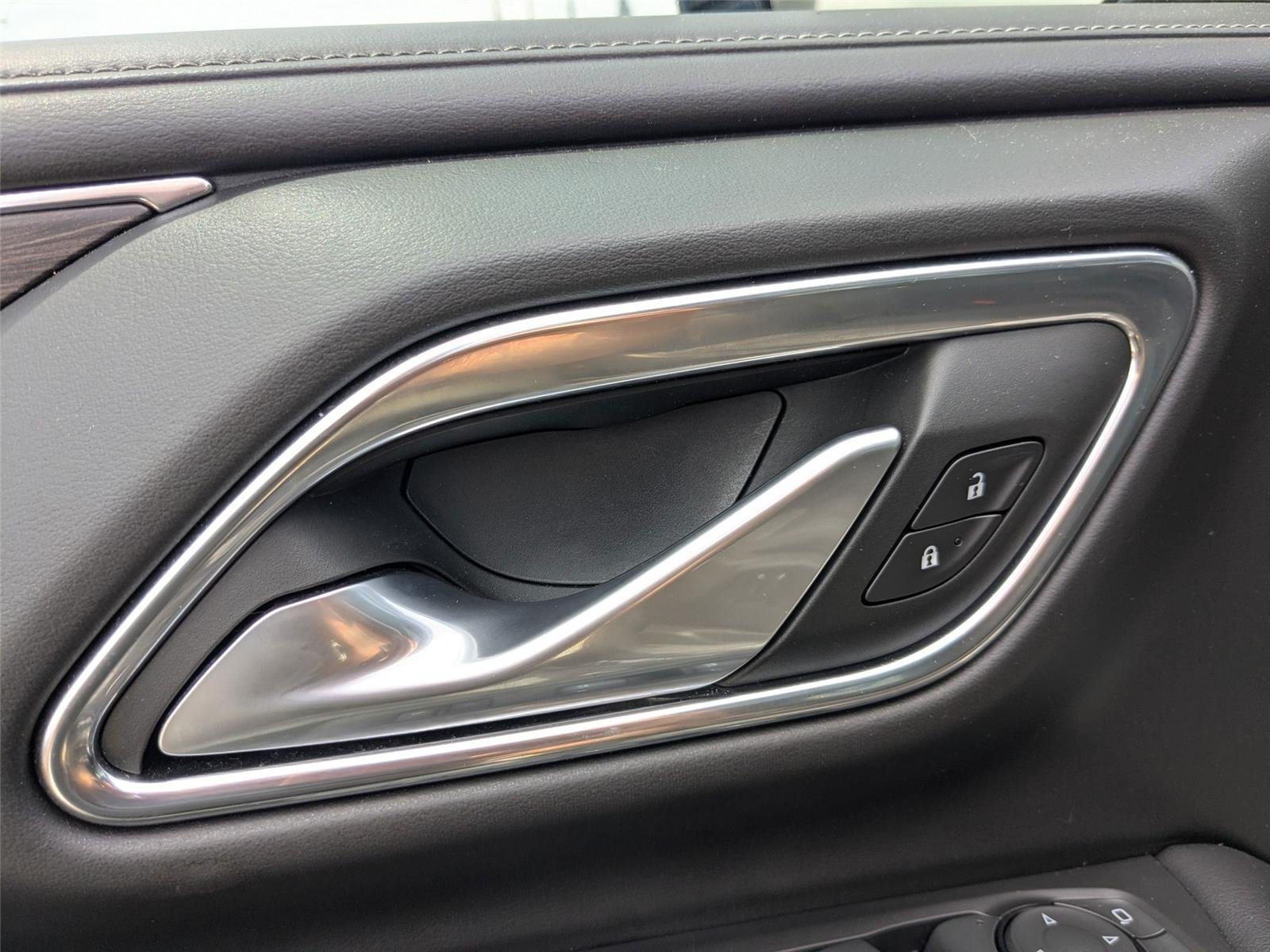Used 2022 Black Chevrolet Z71 image 12