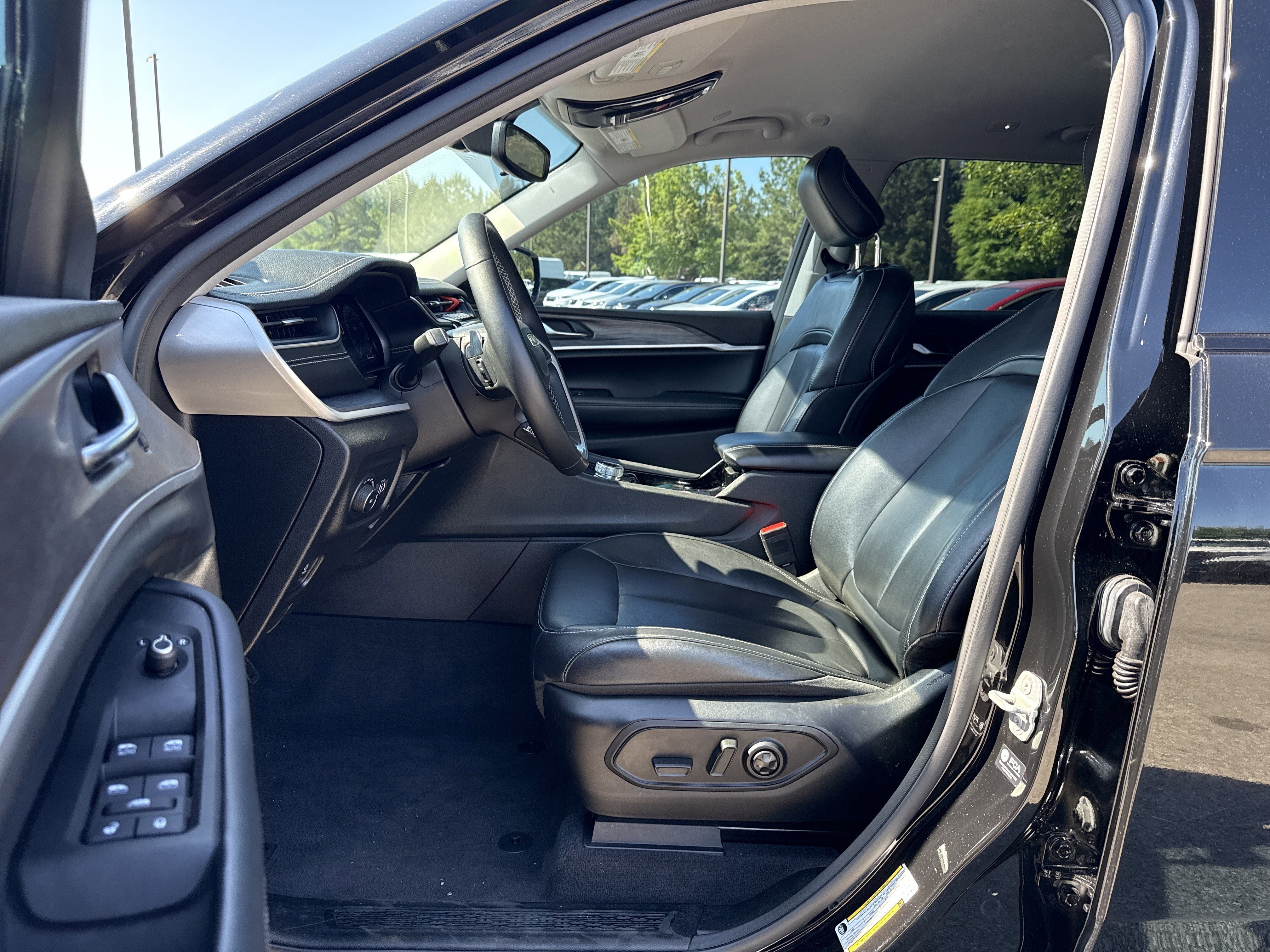 Used 2021 Diamond Black Crystal Pearlcoat Jeep Limited image 9