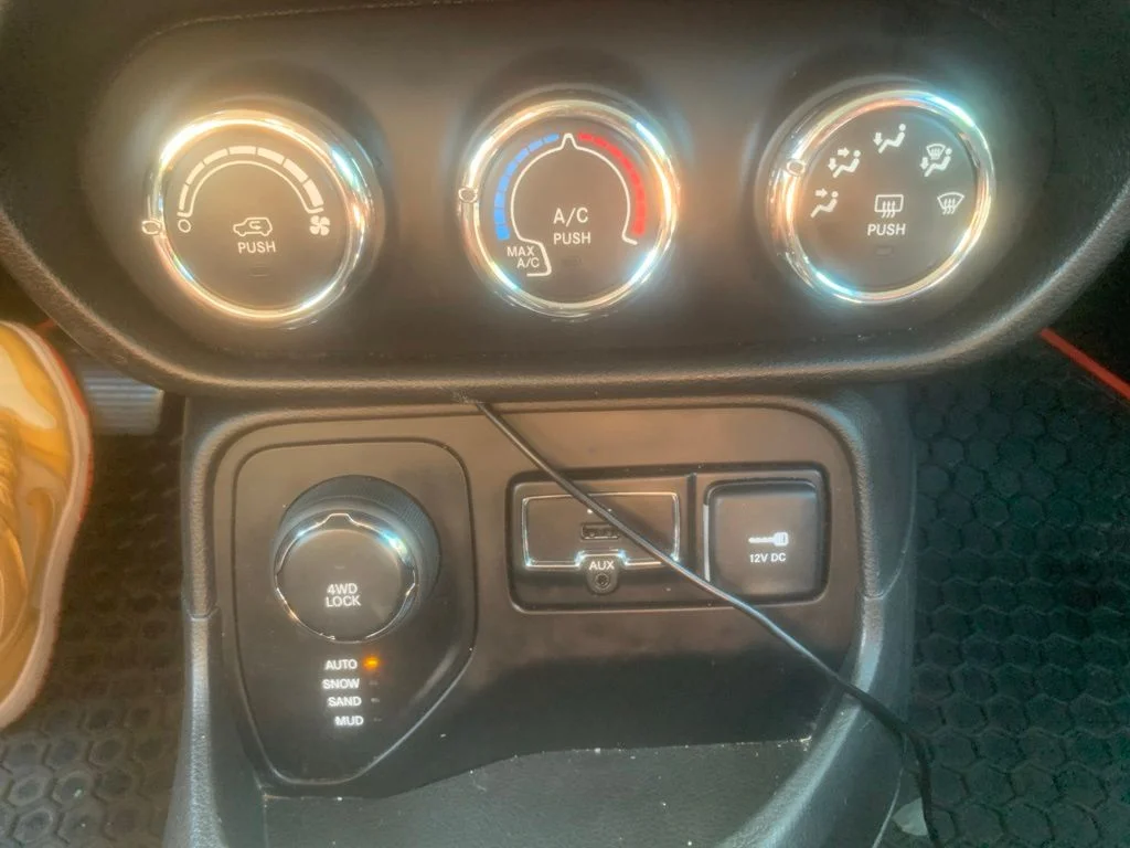 Used 2017 Alpine White Jeep Latitude image 17