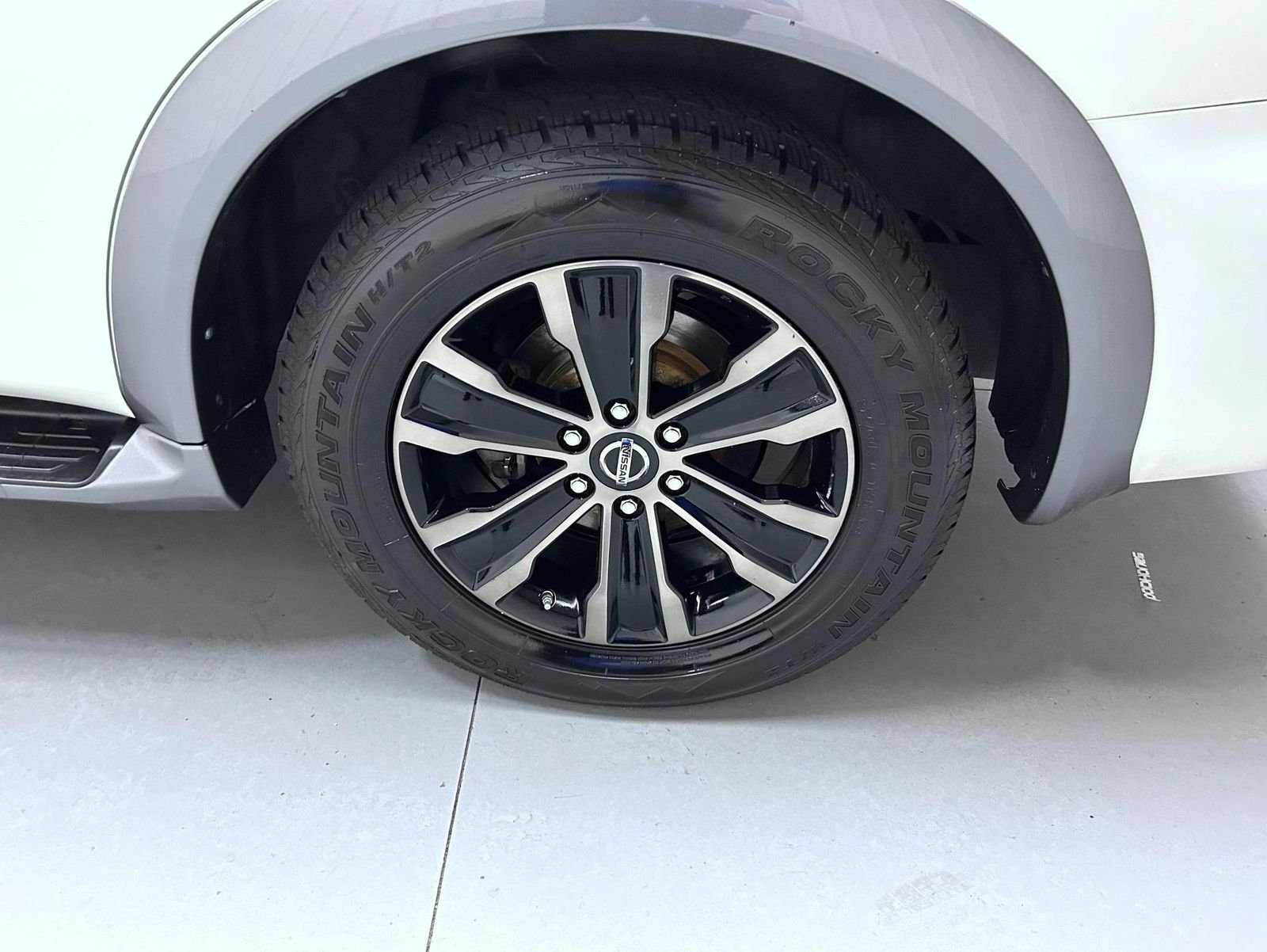 Used 2018 Pearl White Nissan Platinum image 23