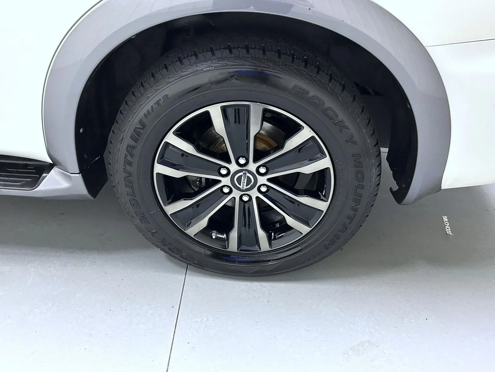 Used 2018 White Nissan Platinum image 23