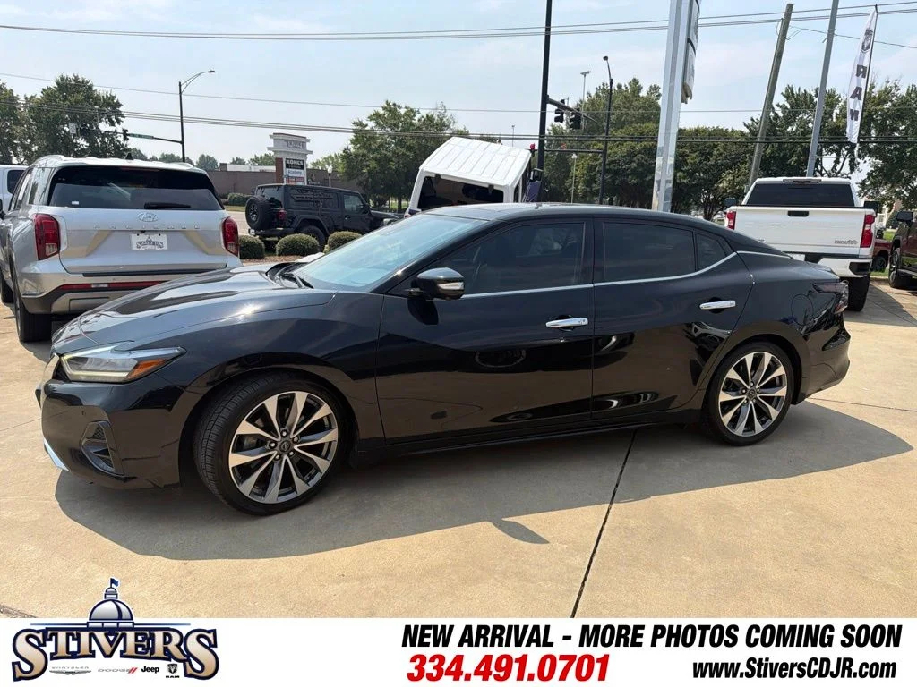 Used 2023 Black Nissan Platinum image 5