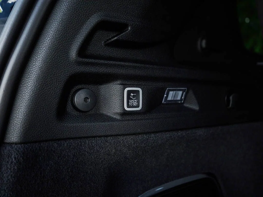 New 2026 Diamond Black Crystal Pearlcoat Jeep Summit image 9