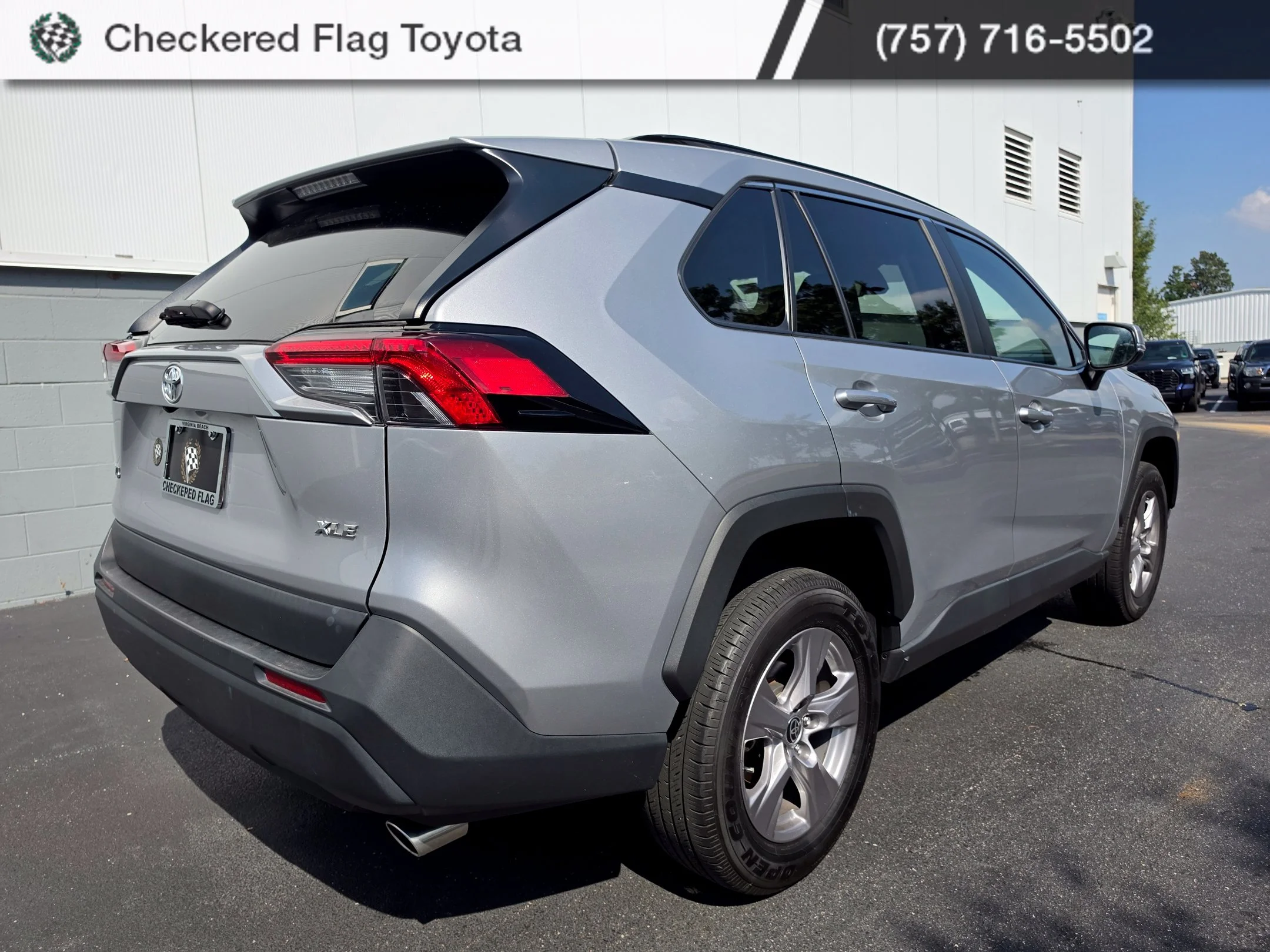 Used 2025 Silver Sky Metallic Toyota XLE image 5