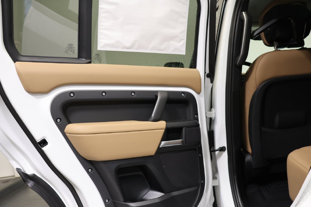 New 2026 Fuji White LAND ROVER S image 32
