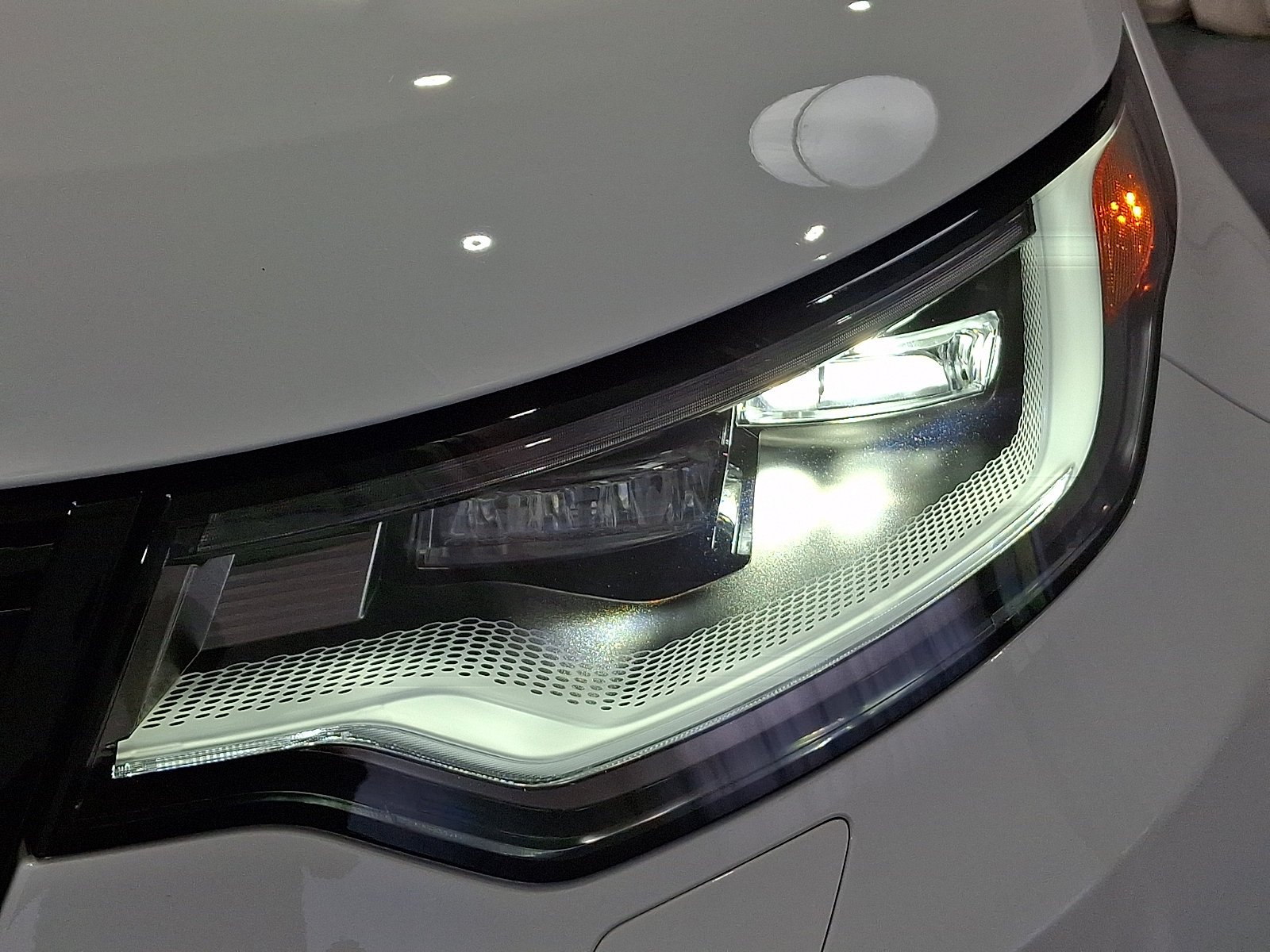 Certified Used 2025 Fuji White Land Rover  image 9