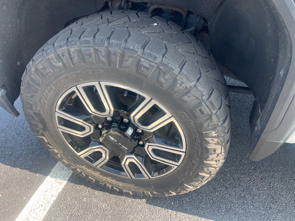 Used 2020 White GMC Base image 9