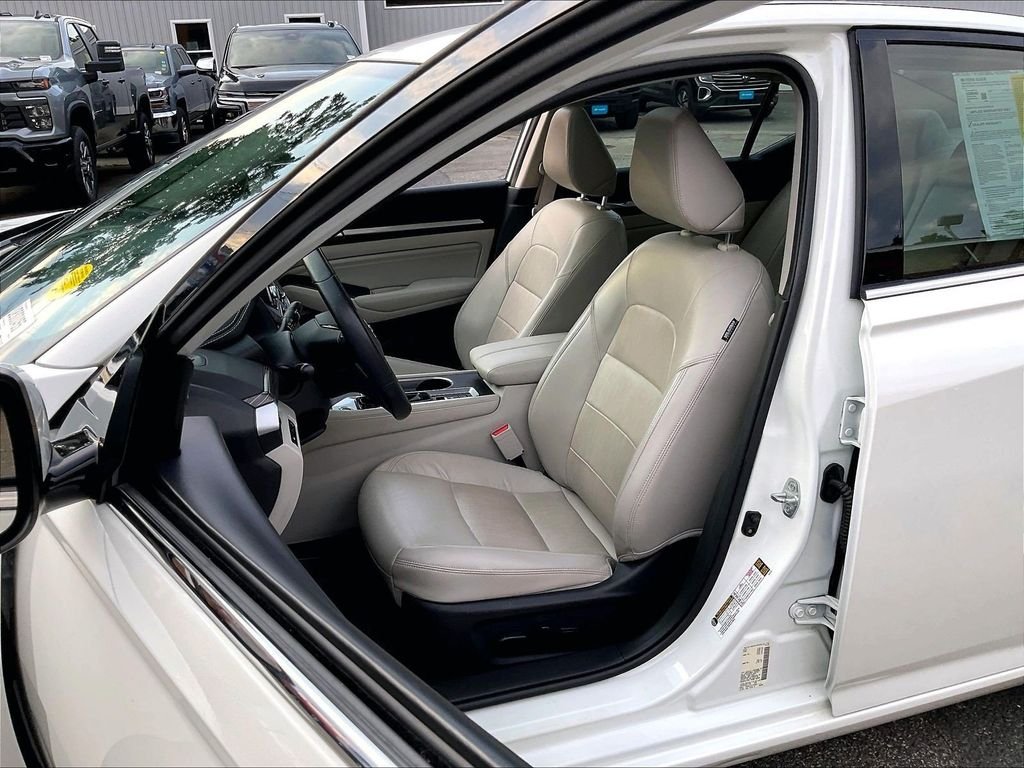 Used 2019 White Nissan 2.5 SL image 10